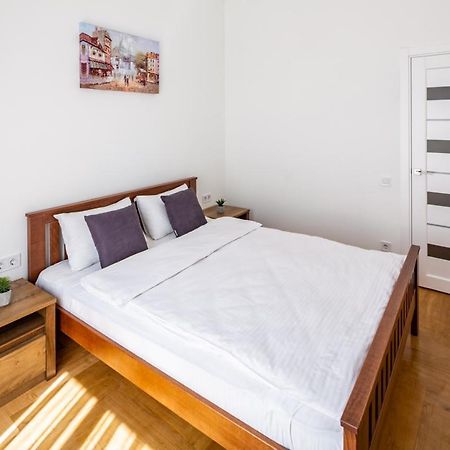 Three Bedroom Apartment On Rynok Square Lviv Buitenkant foto