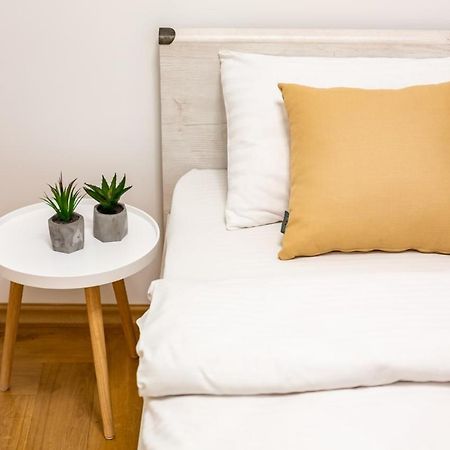 Three Bedroom Apartment On Rynok Square Lviv Buitenkant foto