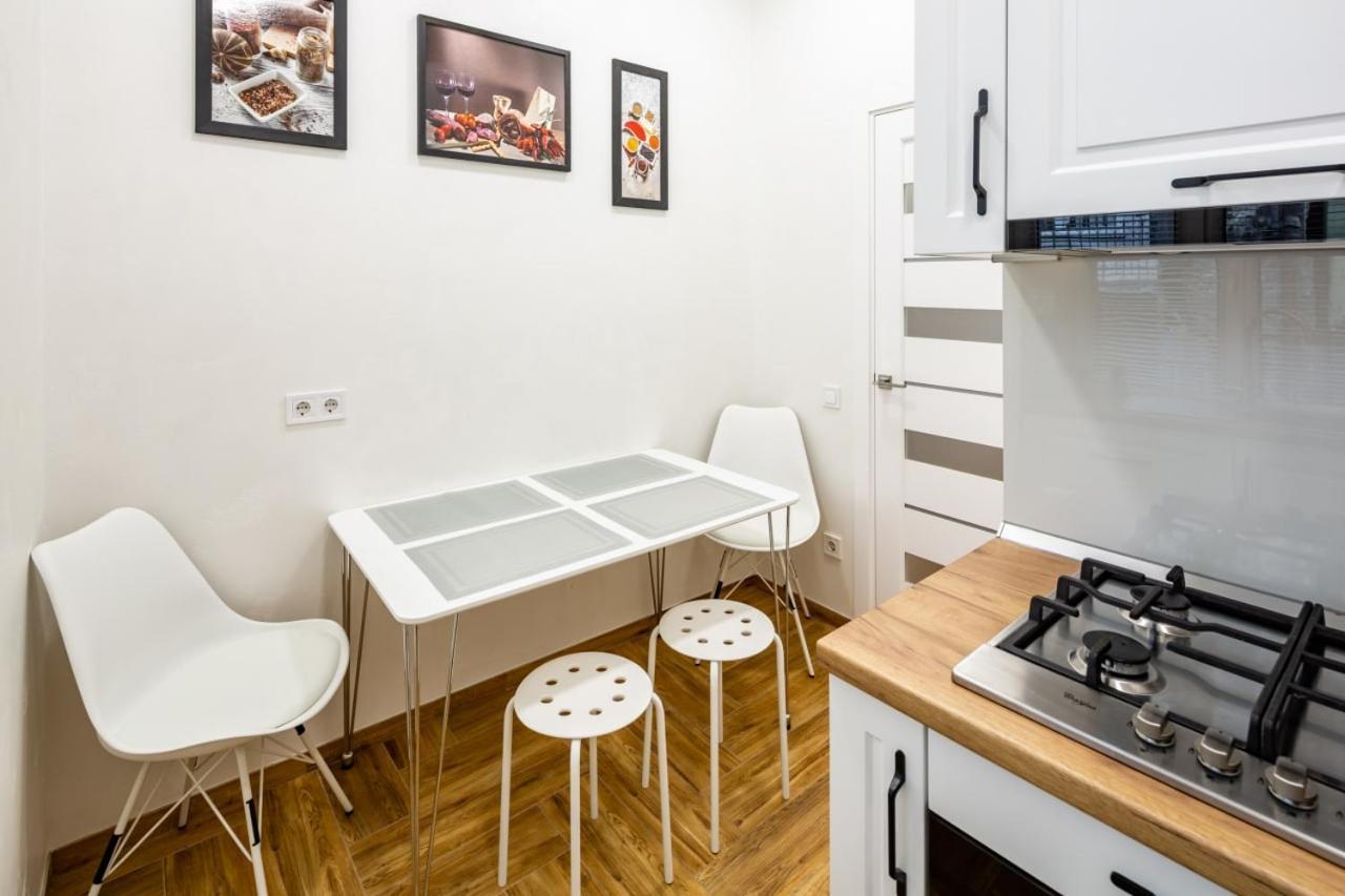 Three Bedroom Apartment On Rynok Square Lviv Buitenkant foto