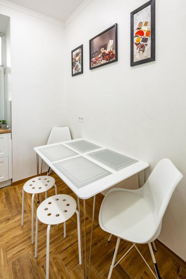 Three Bedroom Apartment On Rynok Square Lviv Buitenkant foto