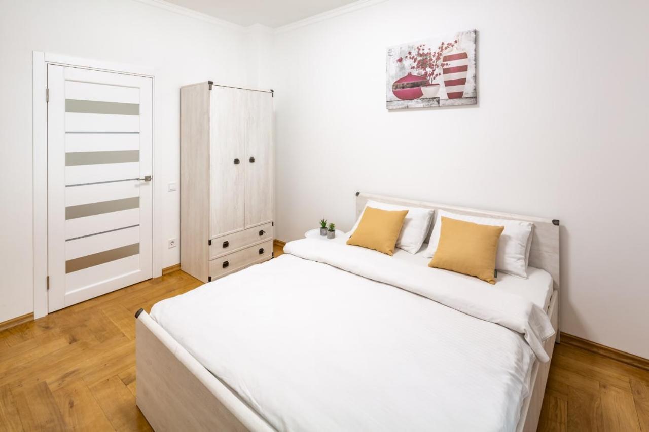 Three Bedroom Apartment On Rynok Square Lviv Buitenkant foto