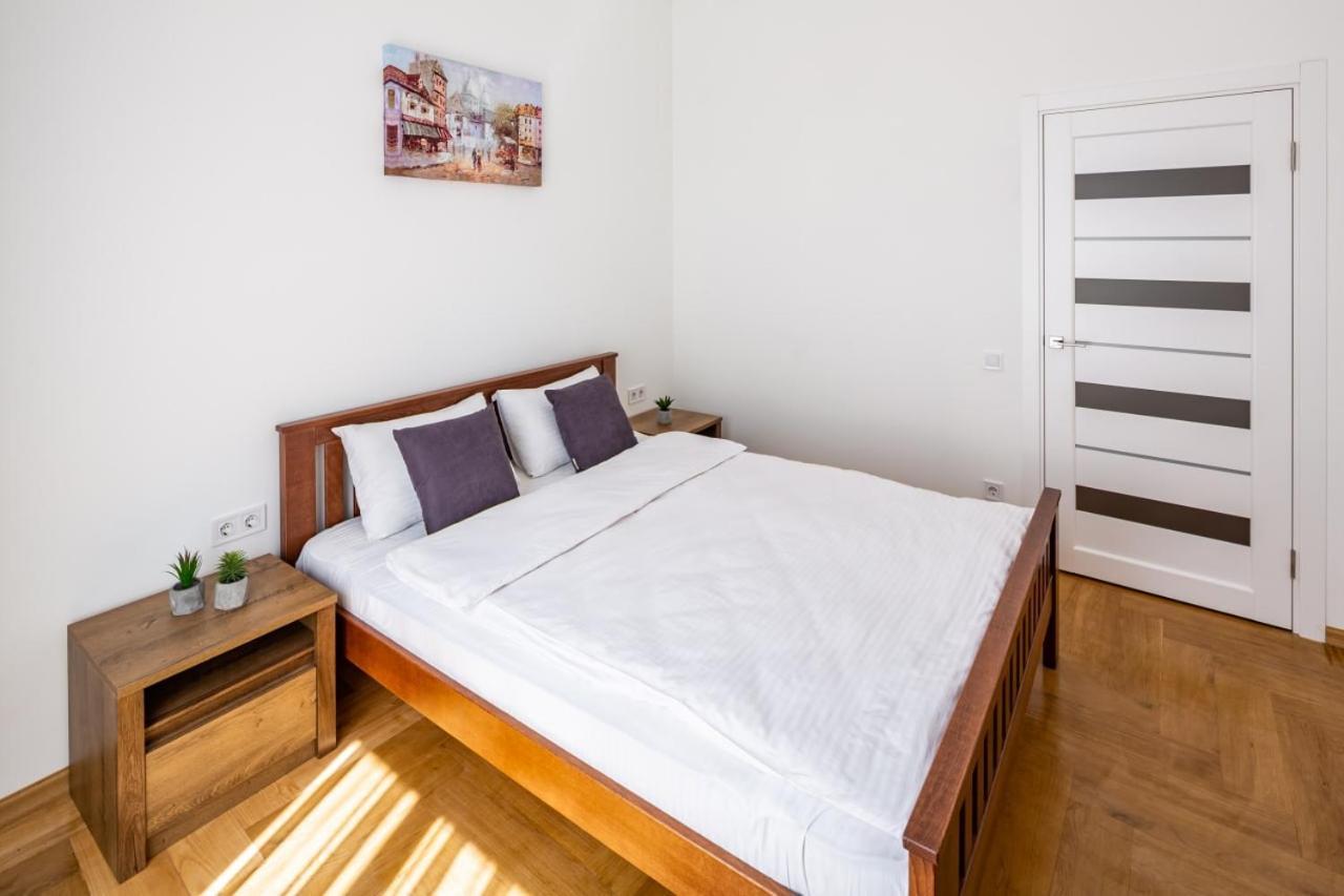 Three Bedroom Apartment On Rynok Square Lviv Buitenkant foto