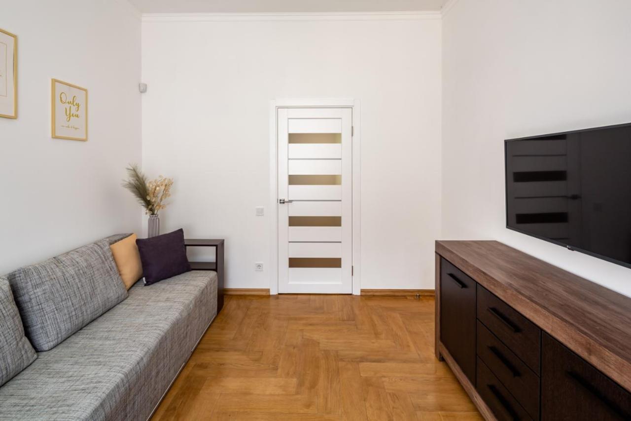 Three Bedroom Apartment On Rynok Square Lviv Buitenkant foto