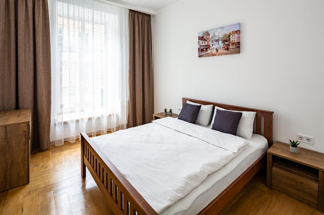 Three Bedroom Apartment On Rynok Square Lviv Buitenkant foto