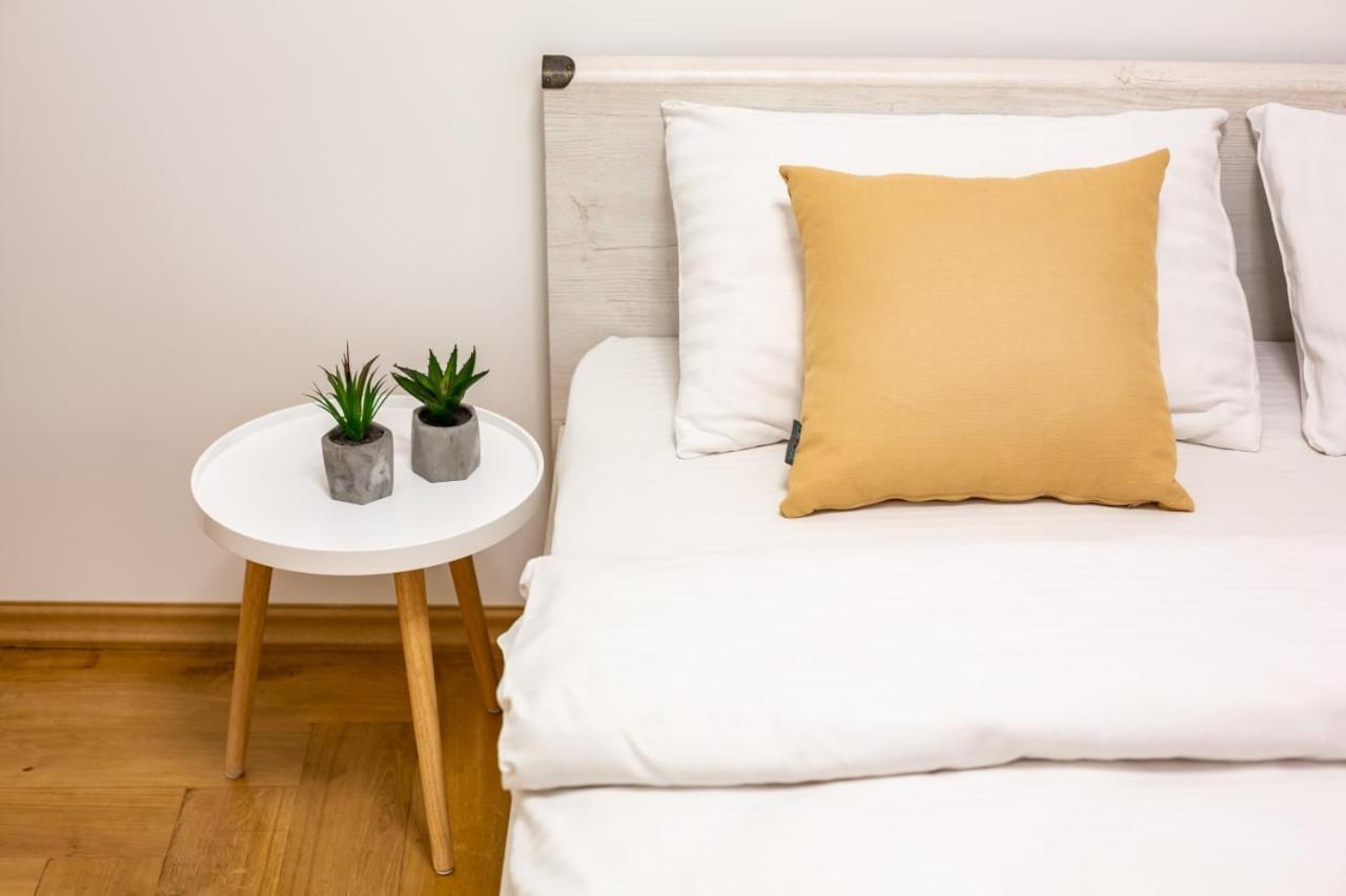 Three Bedroom Apartment On Rynok Square Lviv Buitenkant foto