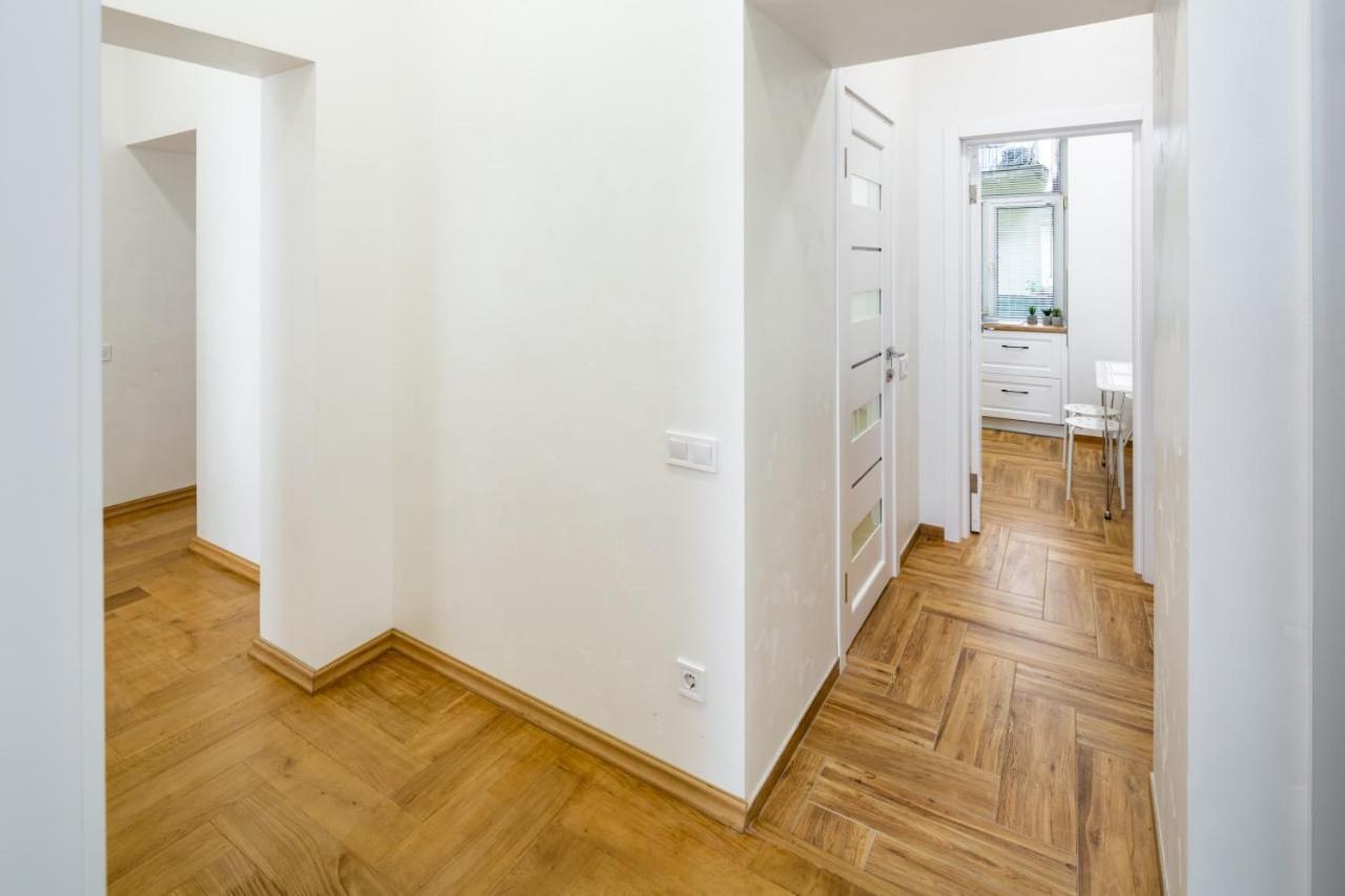 Three Bedroom Apartment On Rynok Square Lviv Buitenkant foto