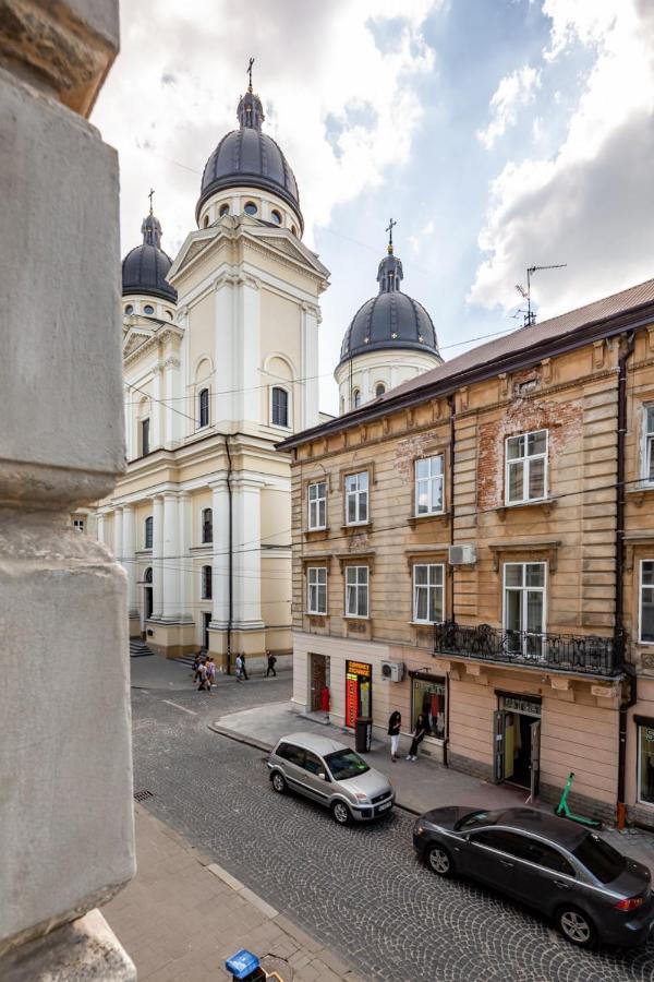 Three Bedroom Apartment On Rynok Square Lviv Buitenkant foto